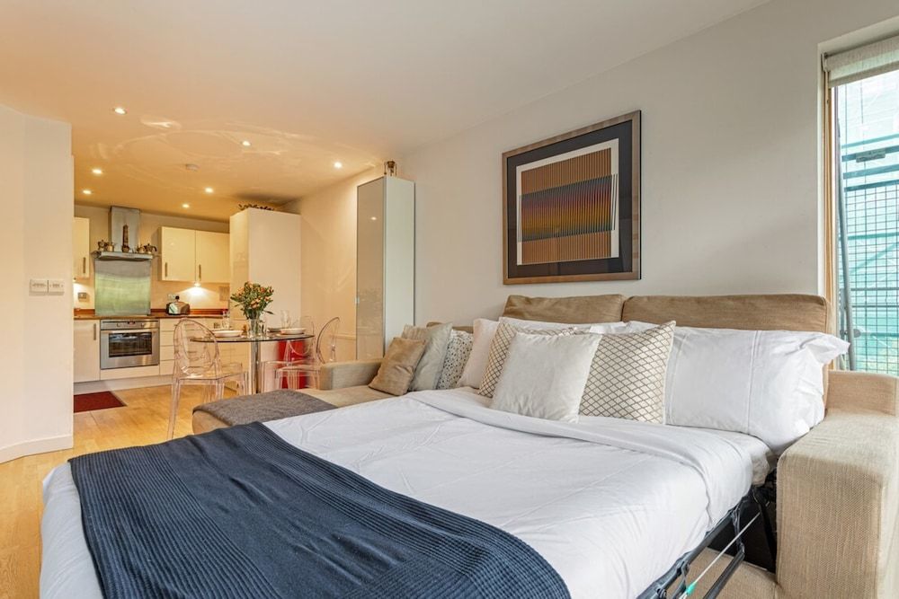 undefined Bright 1 Bedroom Apartment Near London Bridge With Balcony 4