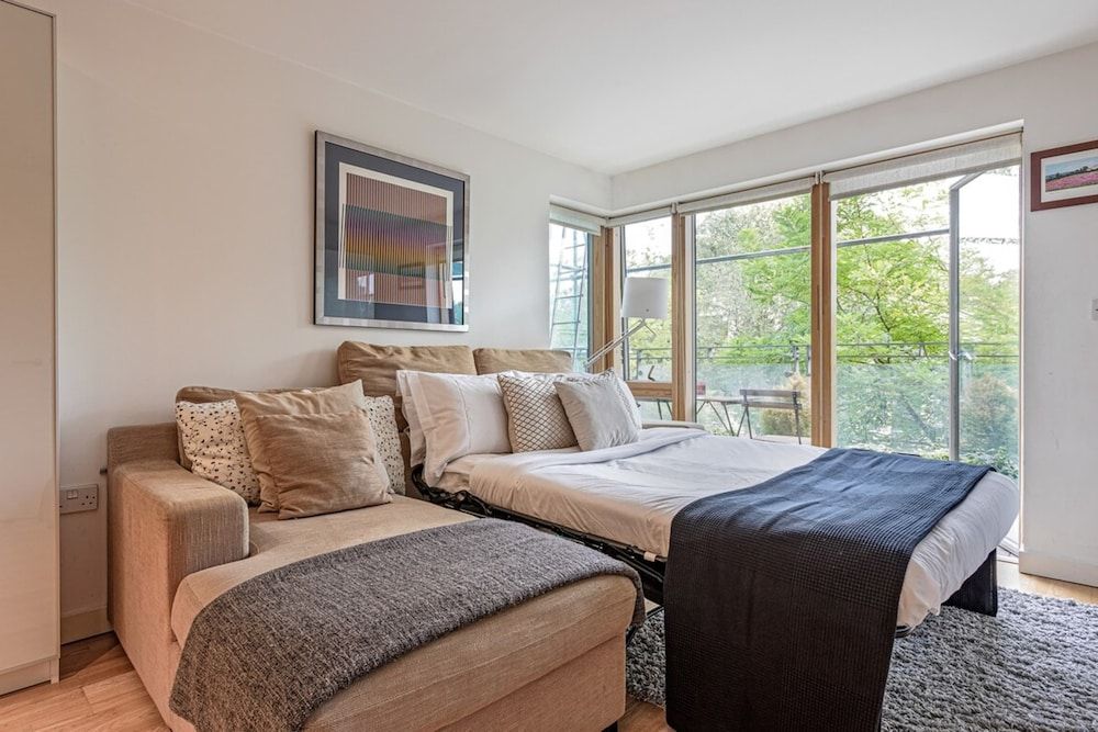 undefined Bright 1 Bedroom Apartment Near London Bridge With Balcony 2