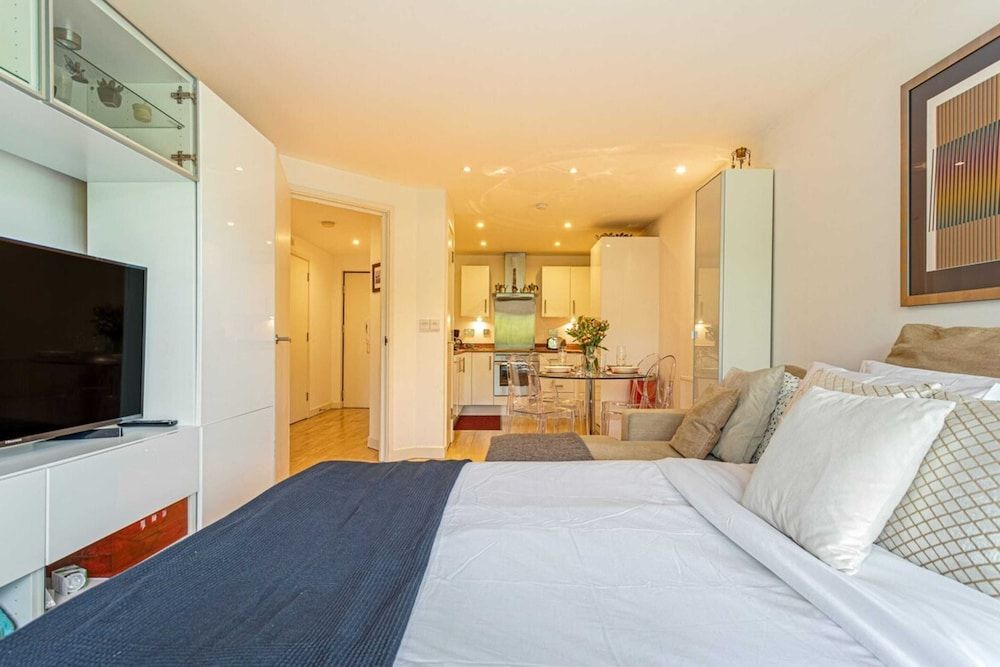undefined Bright 1 Bedroom Apartment Near London Bridge With Balcony 3