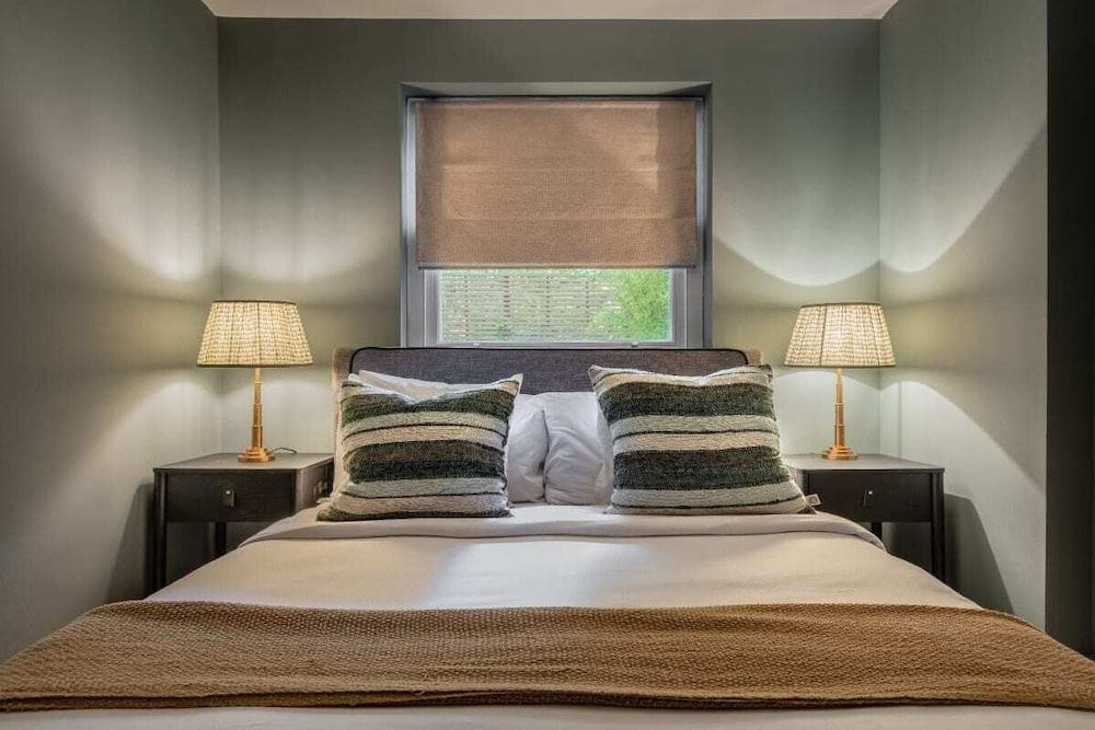 The Heart of Shepherds Bush - Modern 2bdr Apartment With Garden Apartment (2 Bedrooms) 2