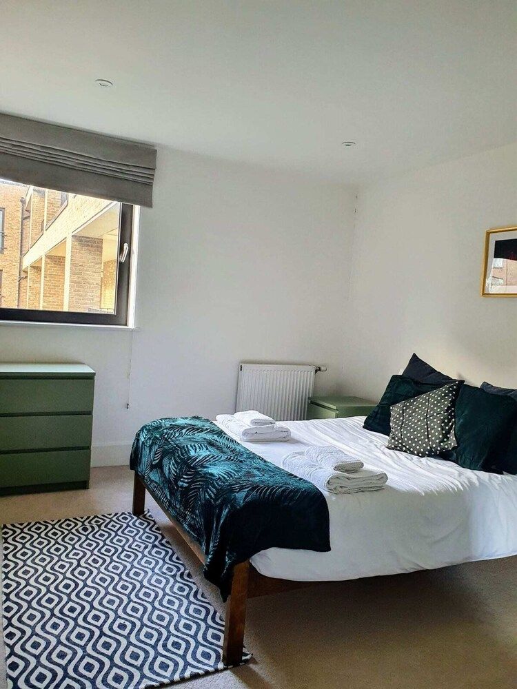 undefined Stunning Modern 1 Bedroom Apartment Near Canary Wharf 8