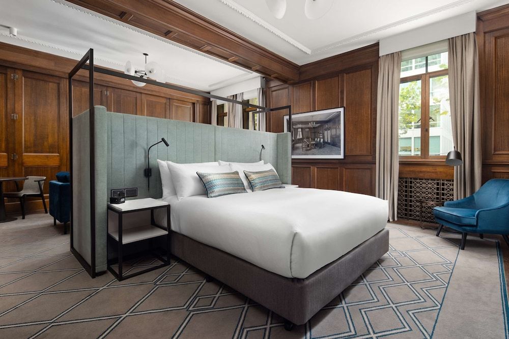 Suite, 1 King Bed (King Master Suite, Lounge Access)