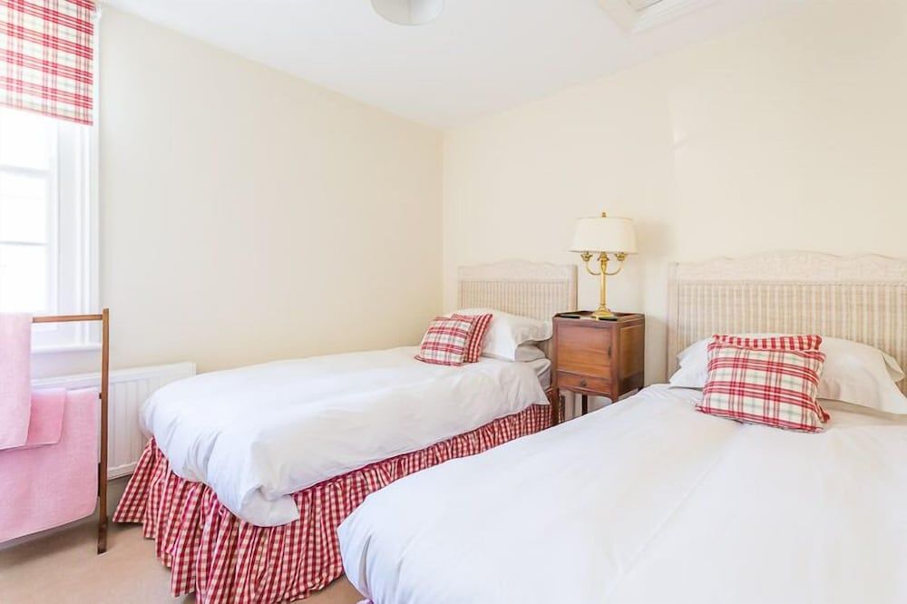 JOIVY Stylish 3 BR House with Patio, Short Walk to Regents Park & Harley Street House (3 Bedrooms) 2