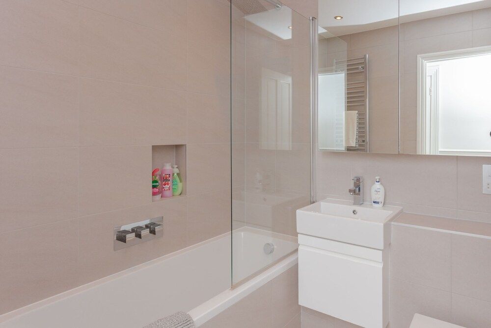 Newly Renovated 3 Bedroom Apartment in North West London Basic Apartment, Multiple Beds 21