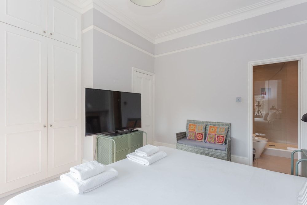 undefined Newly Renovated 3 Bedroom Apartment in North West London 4