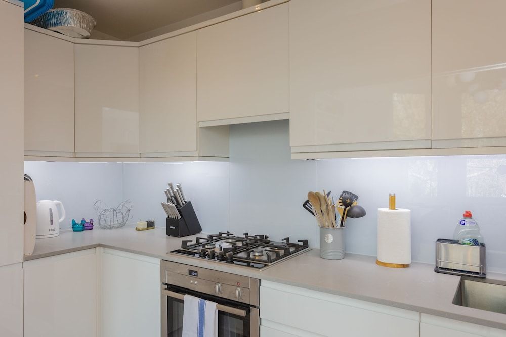 Newly Renovated 3 Bedroom Apartment in North West London Basic Apartment, Multiple Beds 12