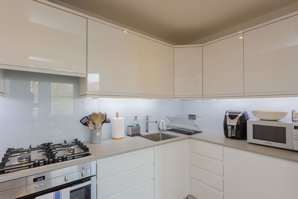 Newly Renovated 3 Bedroom Apartment in North West London Basic Apartment, Multiple Beds 14