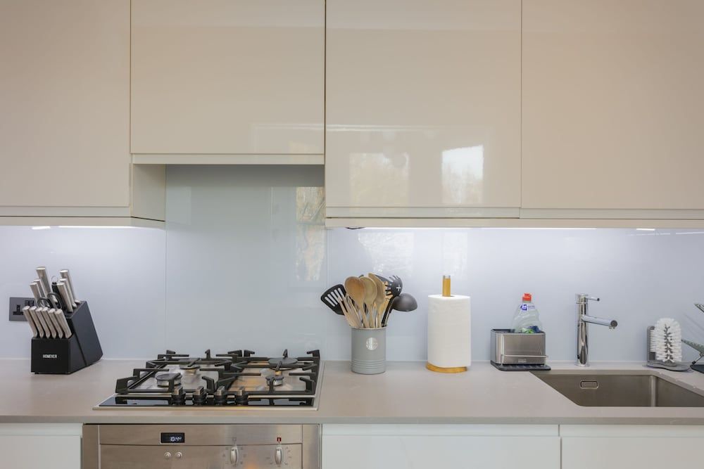 Newly Renovated 3 Bedroom Apartment in North West London Basic Apartment, Multiple Beds 13