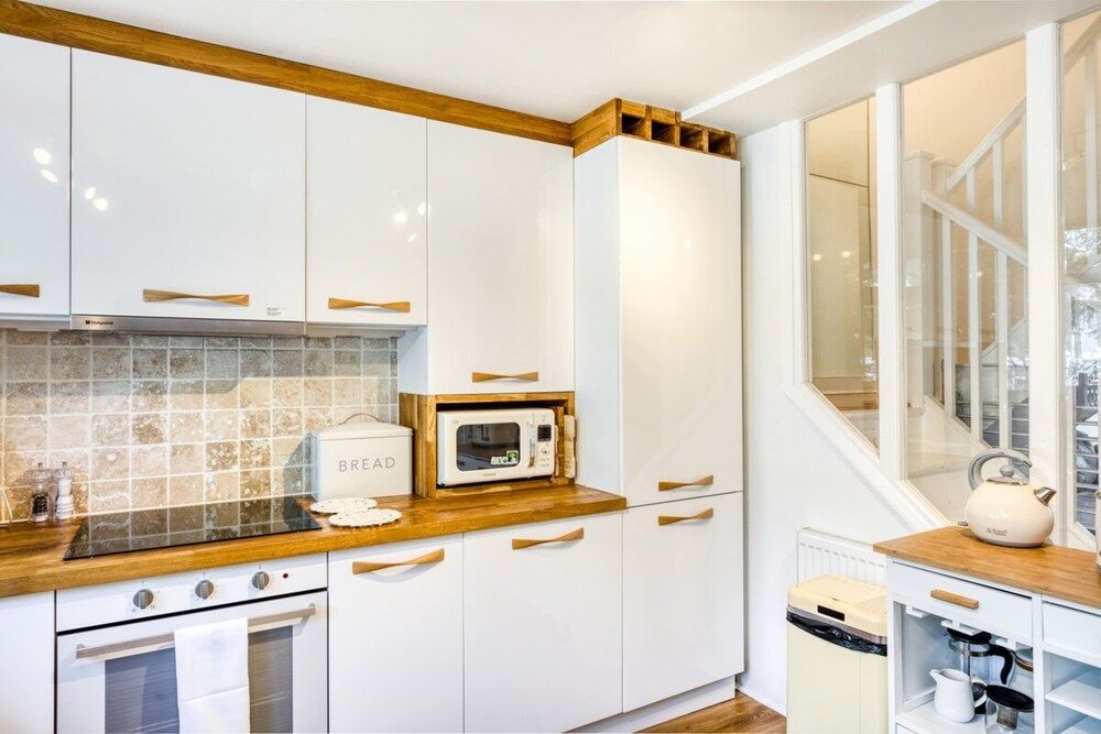 undefined Homely 4 Bedroom House in Brixton 7