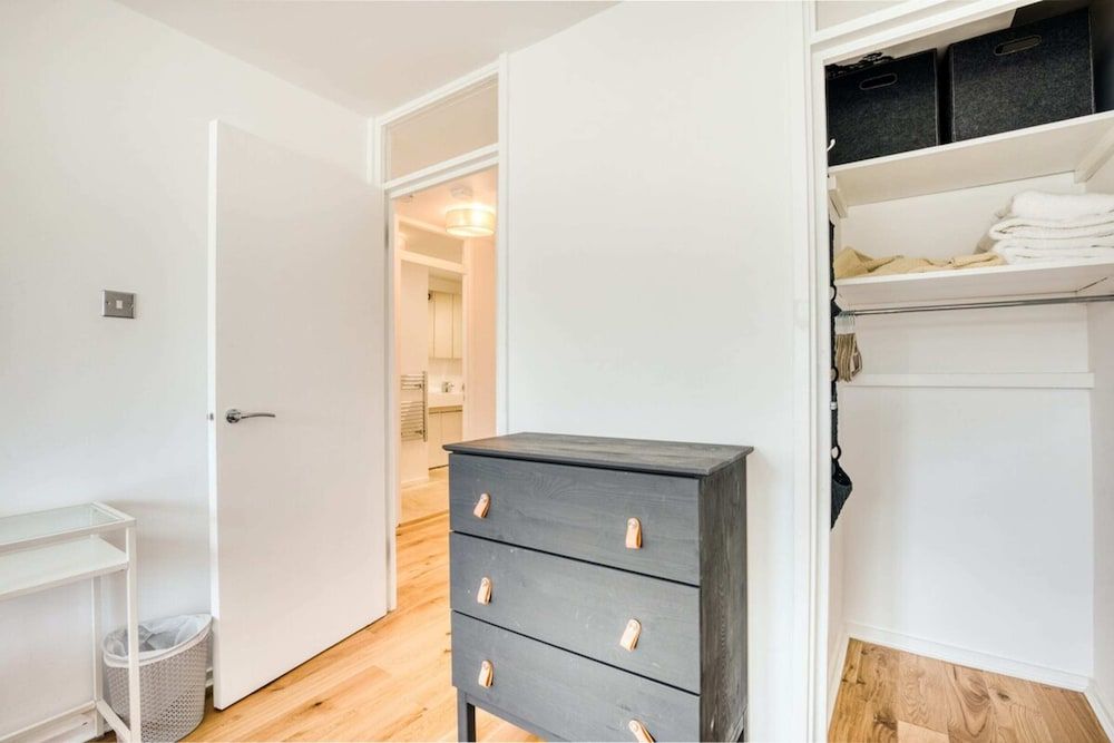 Homely 4 Bedroom House in Brixton House (4 Bedrooms) 12