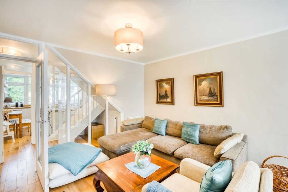 undefined Homely 4 Bedroom House in Brixton 2