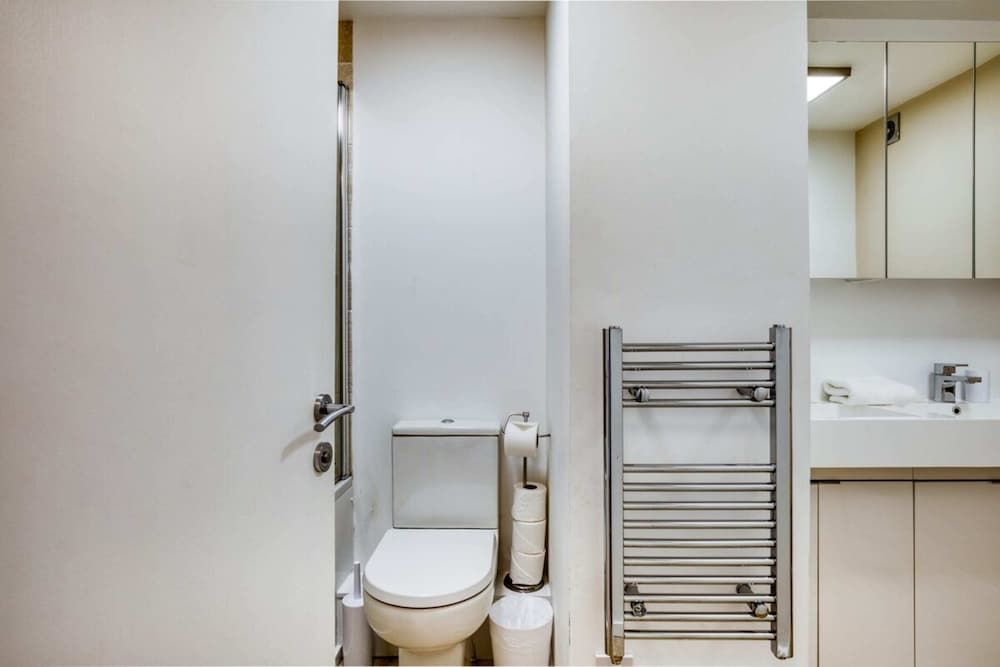 Homely 4 Bedroom House in Brixton House (4 Bedrooms) 17