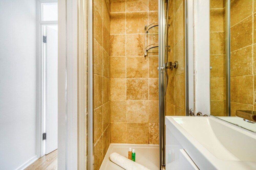 Homely 4 Bedroom House in Brixton House (4 Bedrooms) 20