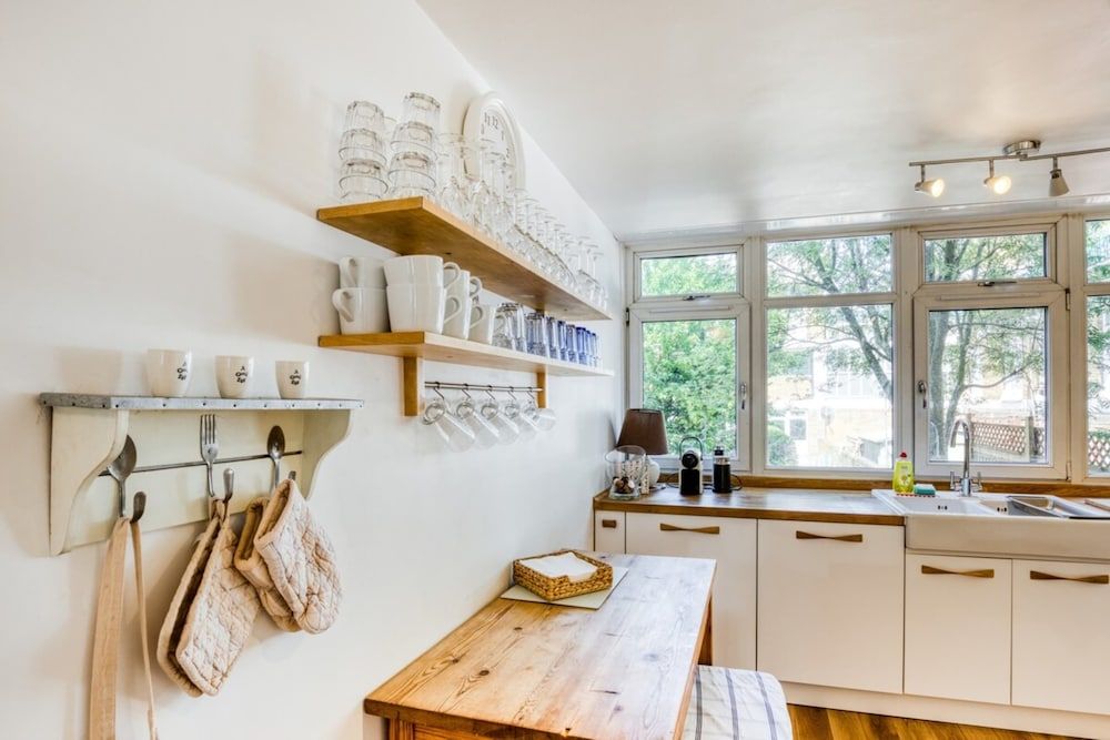 undefined Homely 4 Bedroom House in Brixton 4