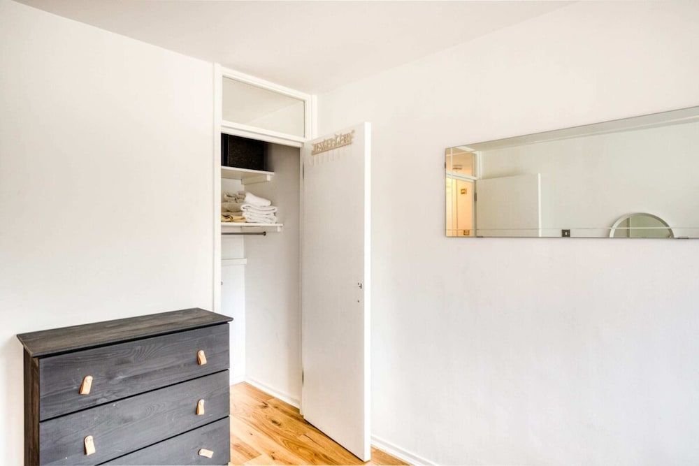 Homely 4 Bedroom House in Brixton House (4 Bedrooms) 13