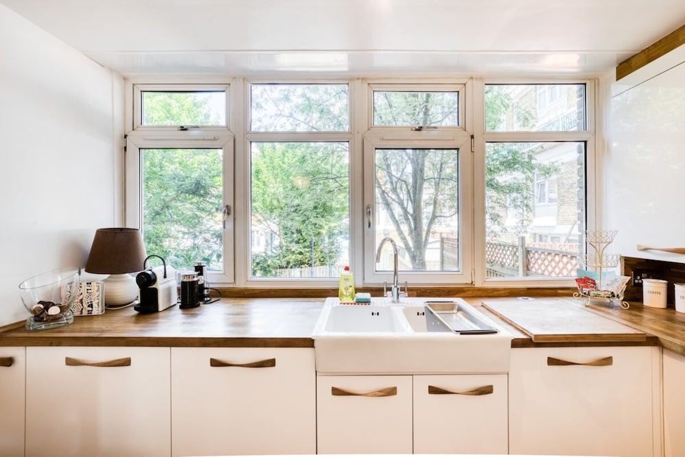 undefined Homely 4 Bedroom House in Brixton 8