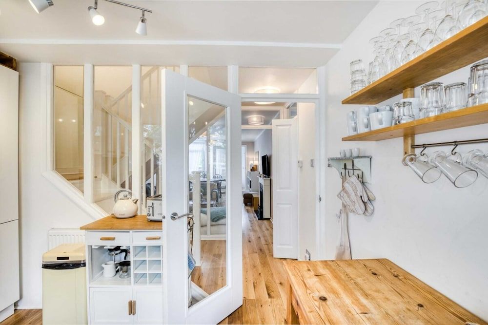 Homely 4 Bedroom House in Brixton House (4 Bedrooms) 14