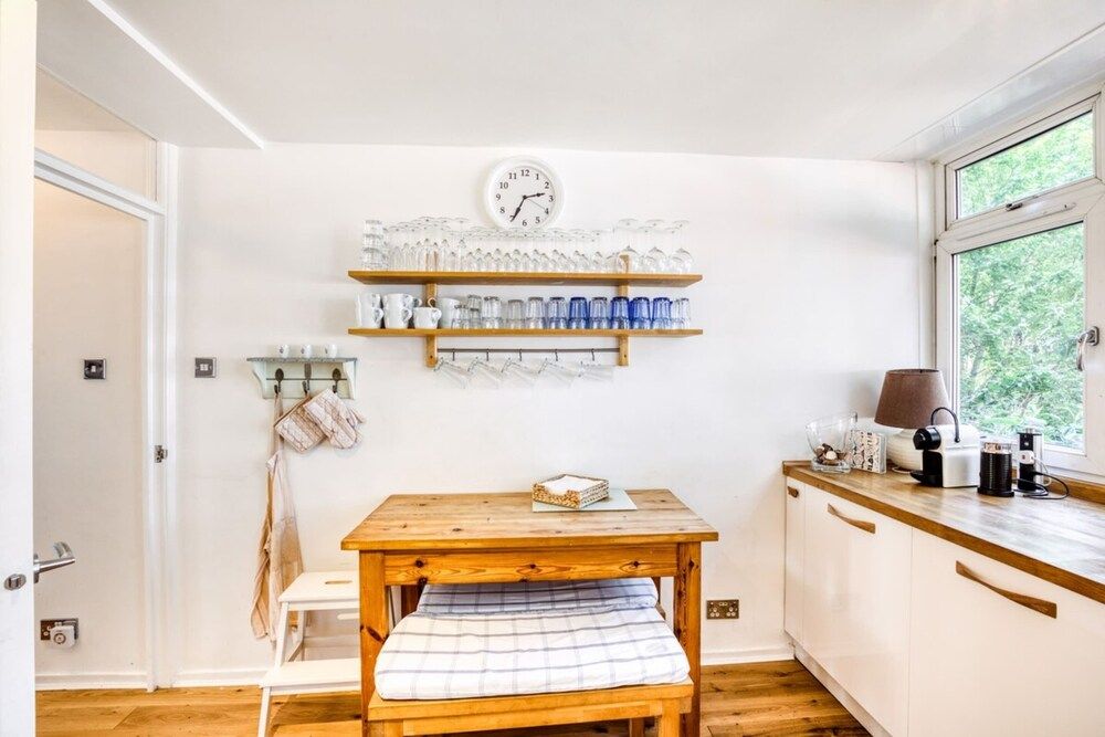 Homely 4 Bedroom House in Brixton House (4 Bedrooms) 11