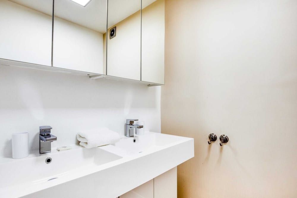 Homely 4 Bedroom House in Brixton House (4 Bedrooms) 16