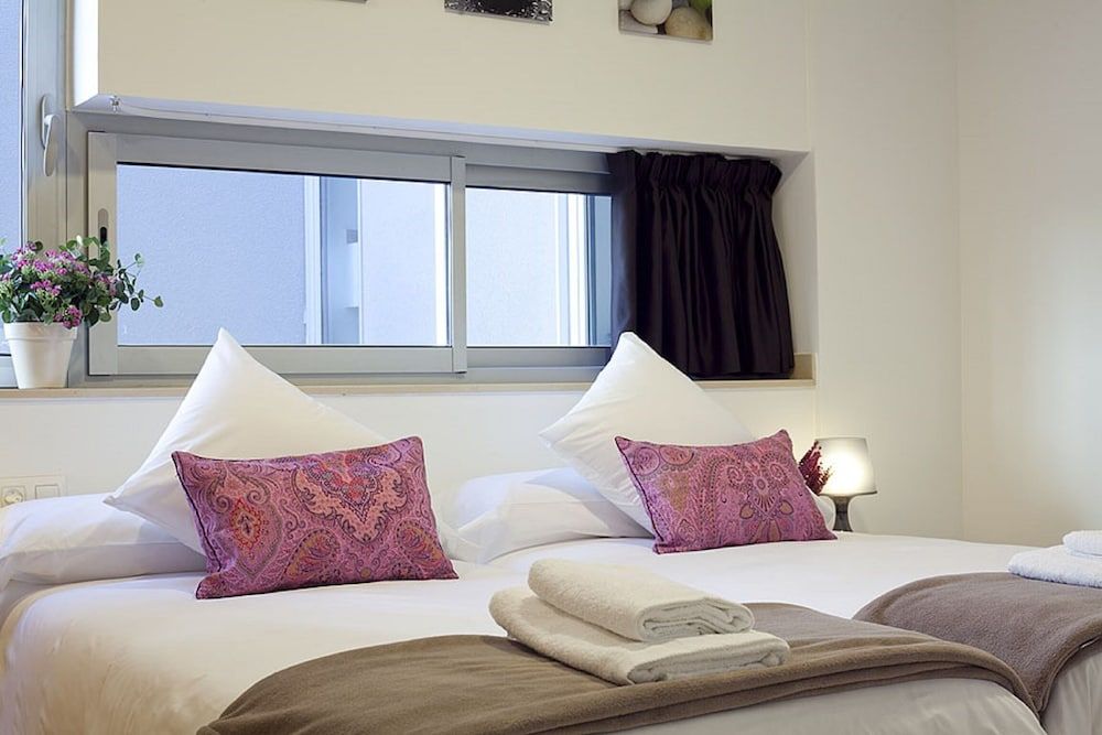 Charmsuites Nou Rambla Apartment, 2 Bedrooms (4 Personas) 3