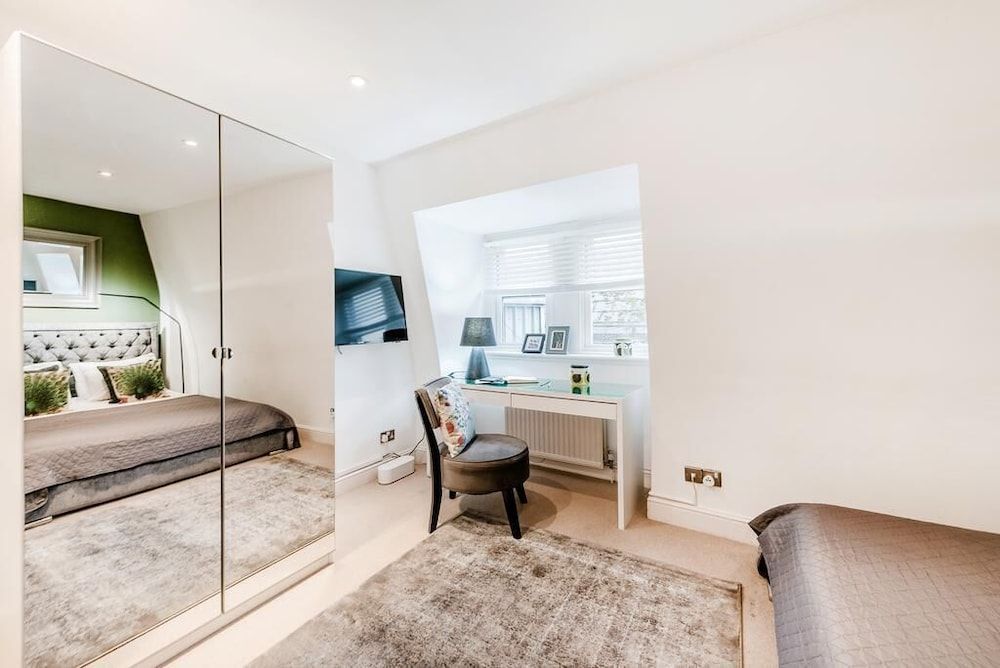 Nassau Street Three-Bedroom Apartment 16
