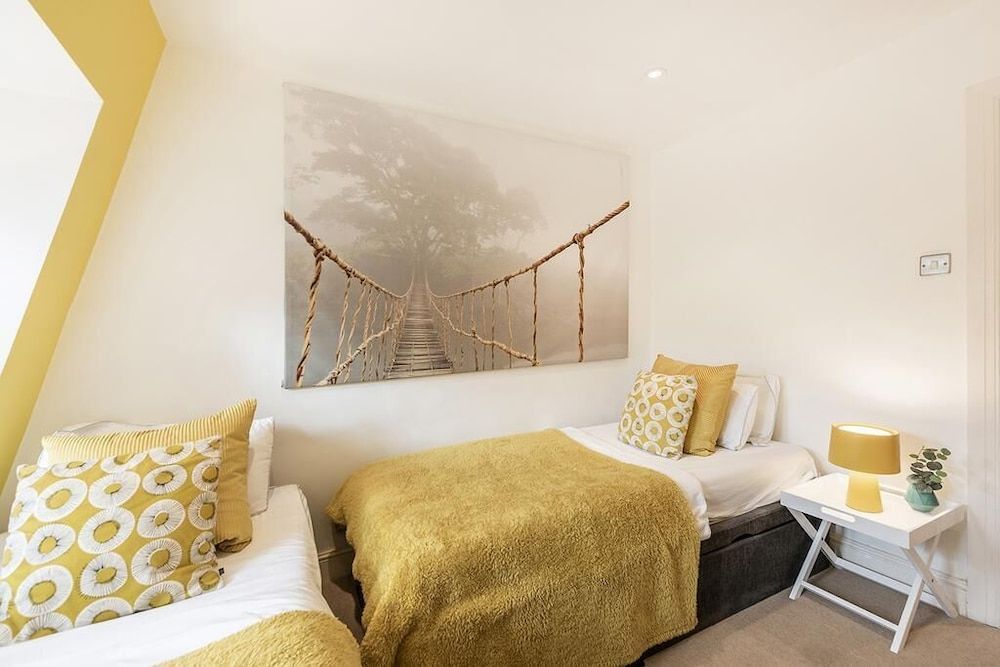 Nassau Street Three-Bedroom Apartment 11