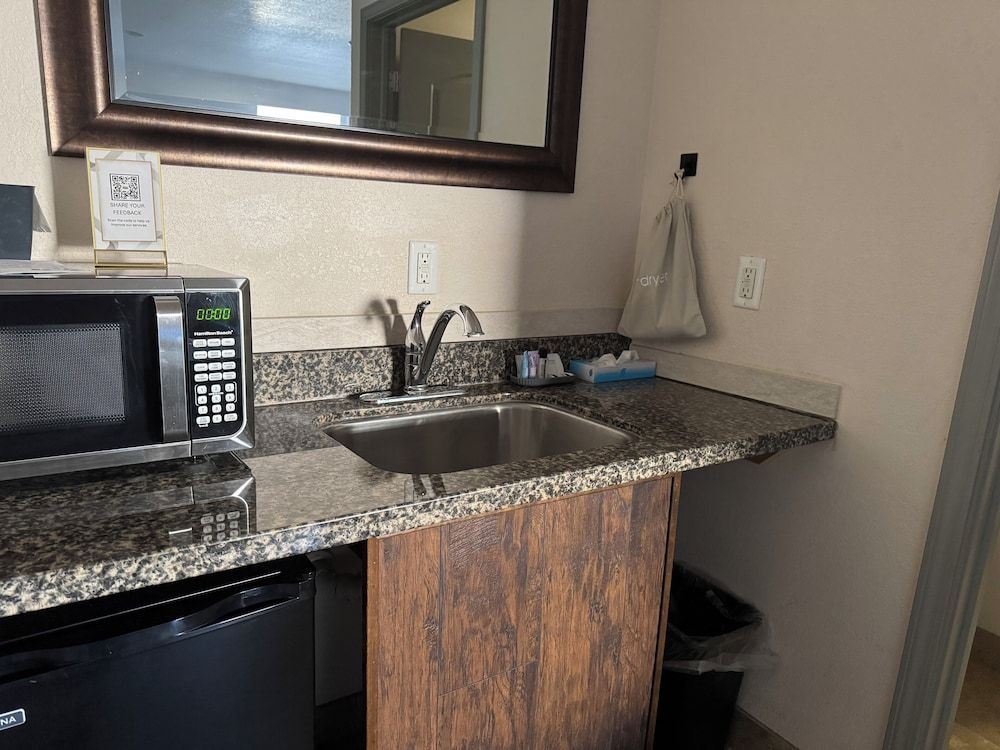 Price Pointe Inn Standard Double Room, Ensuite (2 Double Beds ) 5