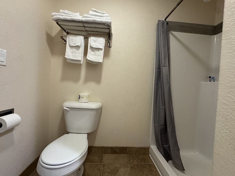 Price Pointe Inn Standard Double Room, Ensuite (2 Double Beds ) 4