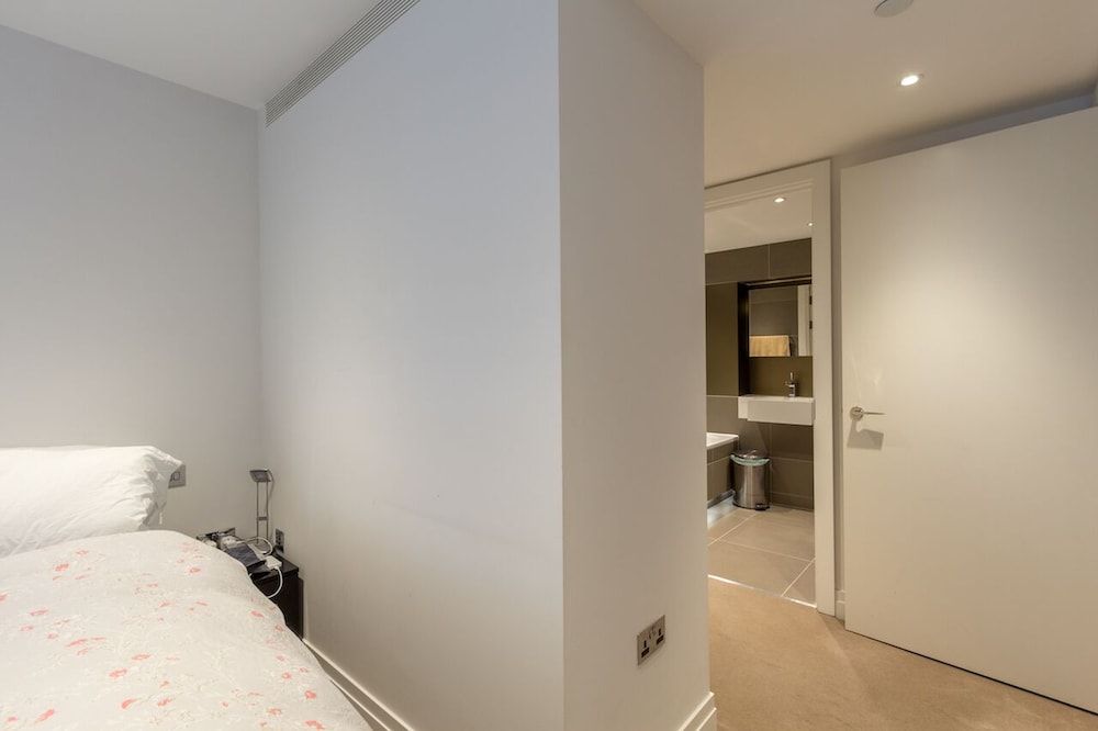 Stylish 2 Bed Flats Near US Embassy Apartment, Ensuite (Vauxhall Properties) 12