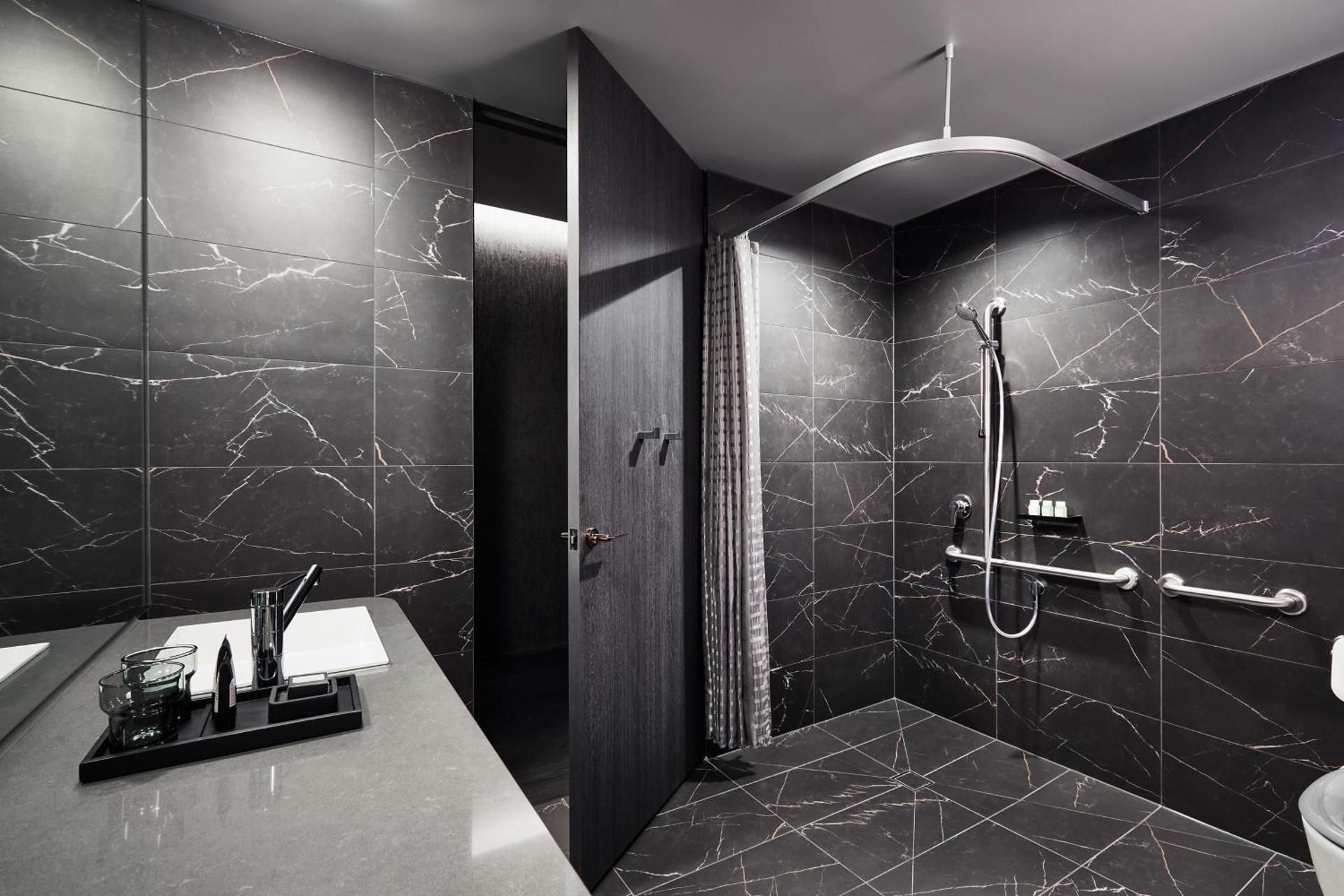 Cozy Accessible, Accessible Guest room, 1 King, Roll-in Shower