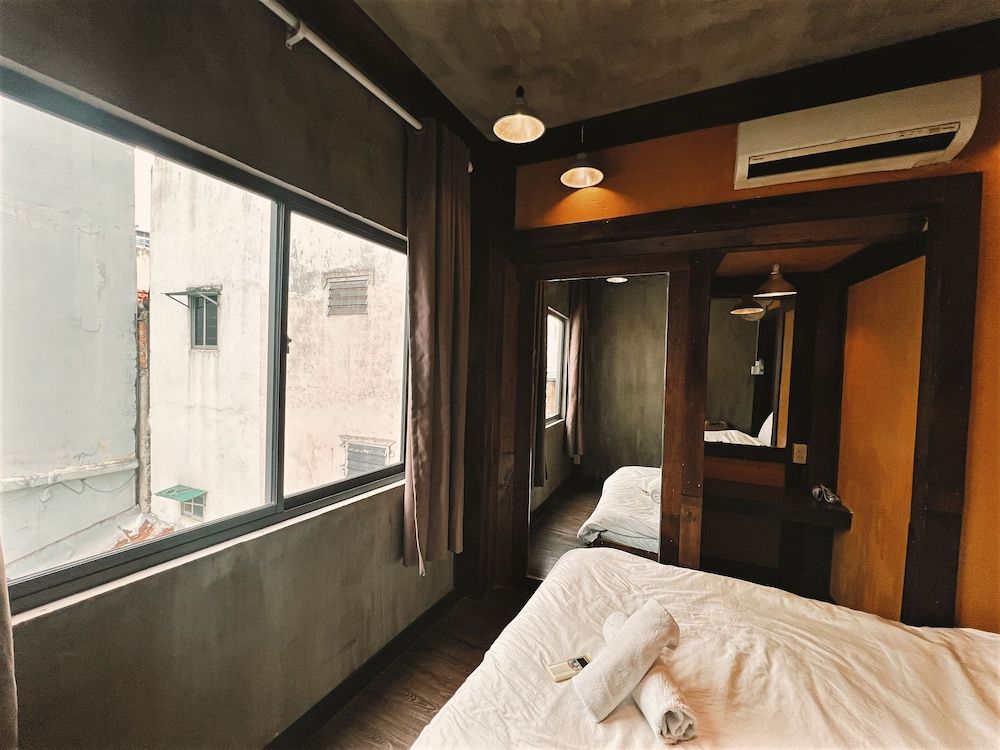 Nha Saigon Basic Room 4