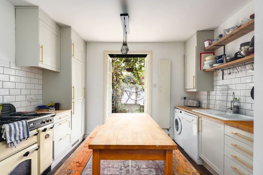 undefined Gorgeous and Vibrant 3 Bedroom Apartment in London 4