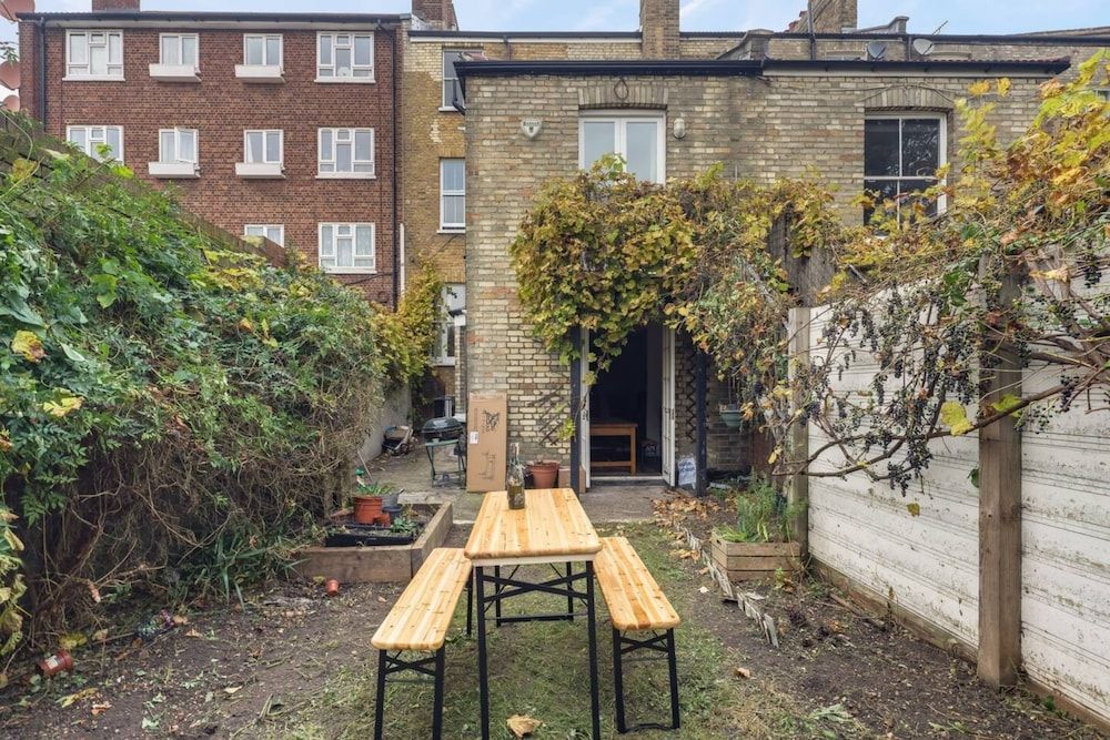 undefined Gorgeous and Vibrant 3 Bedroom Apartment in London 10