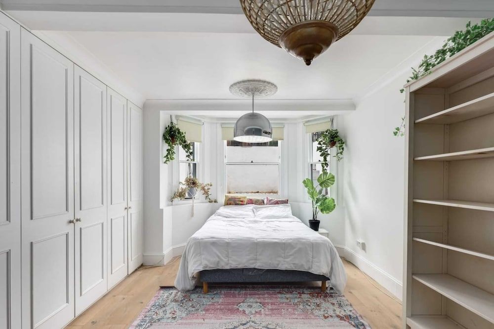 undefined Gorgeous and Vibrant 3 Bedroom Apartment in London 3