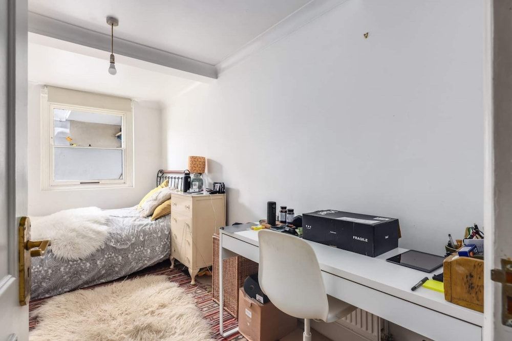 undefined Gorgeous and Vibrant 3 Bedroom Apartment in London 2