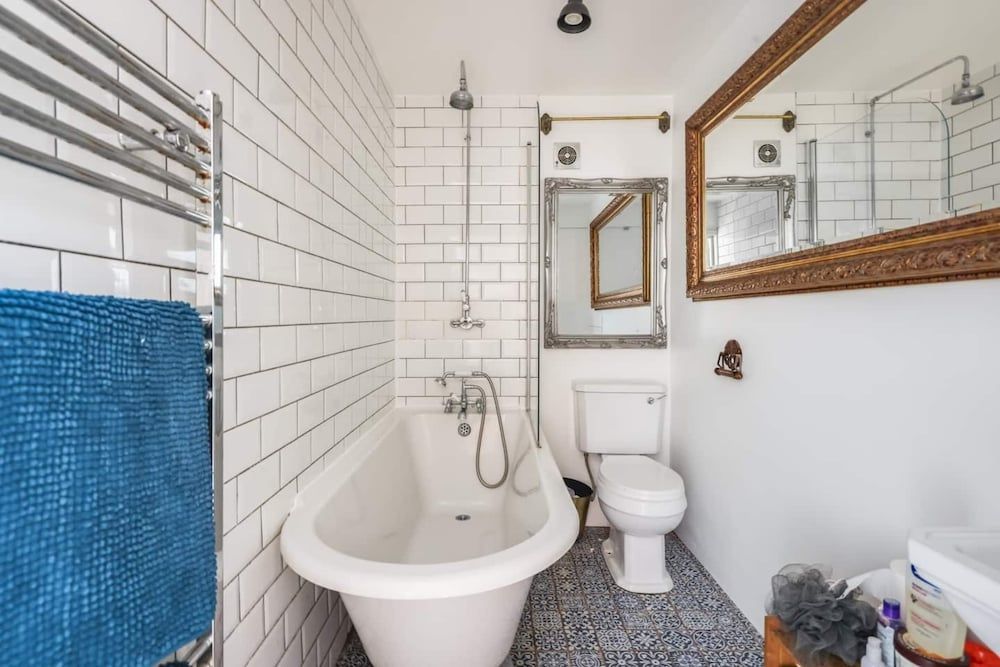 undefined Gorgeous and Vibrant 3 Bedroom Apartment in London 9