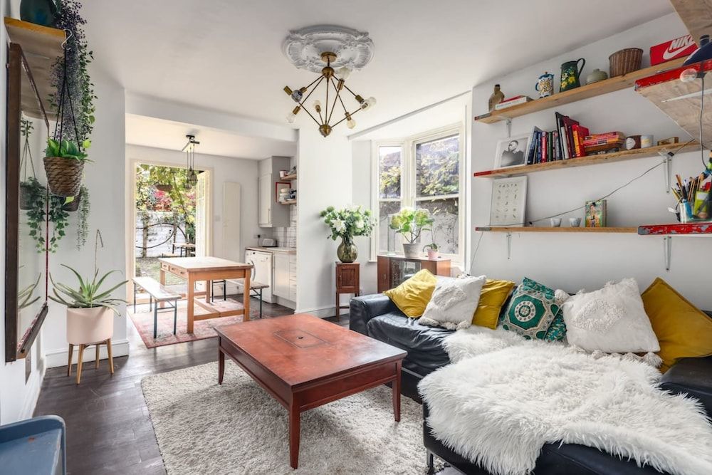 undefined Gorgeous and Vibrant 3 Bedroom Apartment in London 7