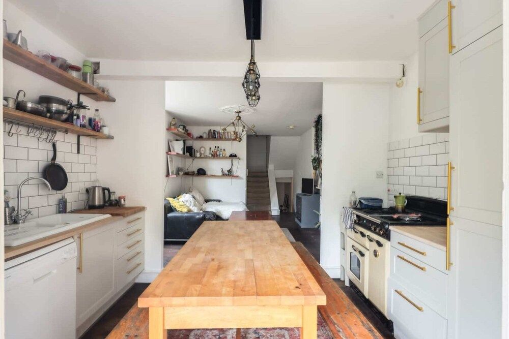 undefined Gorgeous and Vibrant 3 Bedroom Apartment in London 5