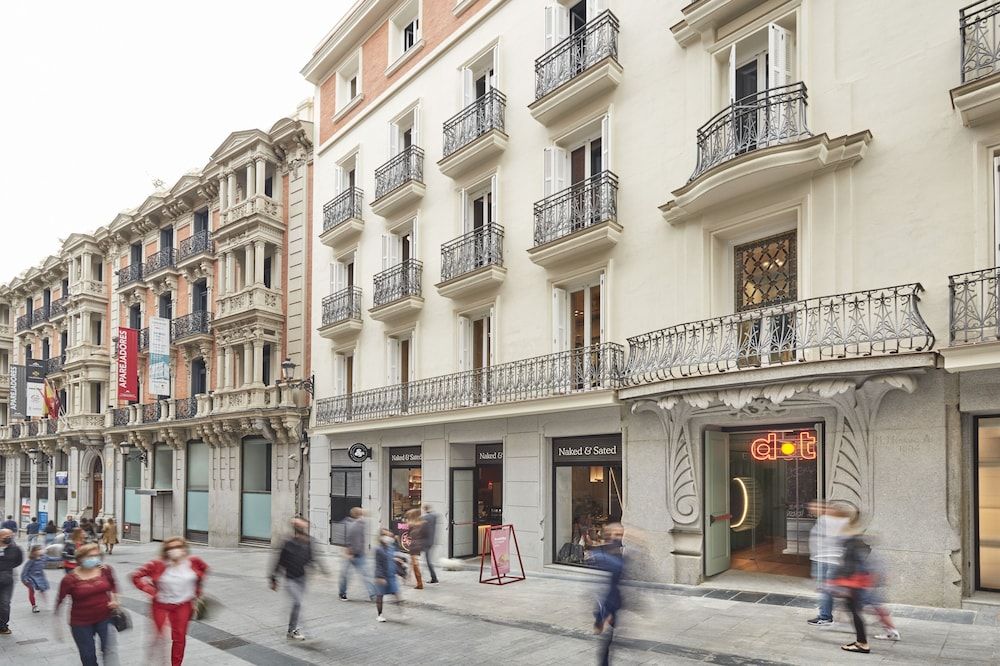 undefined Chic & Basic dot 5