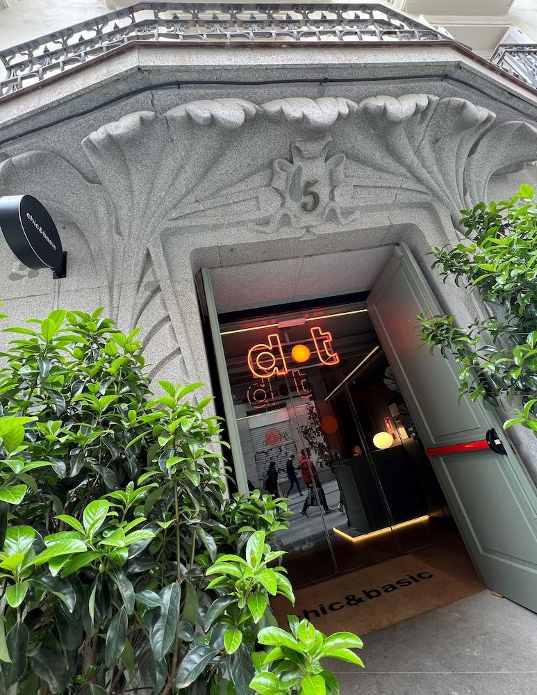 undefined Chic & Basic dot 3