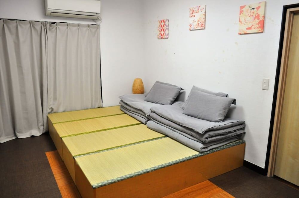 Flower House Room (101)