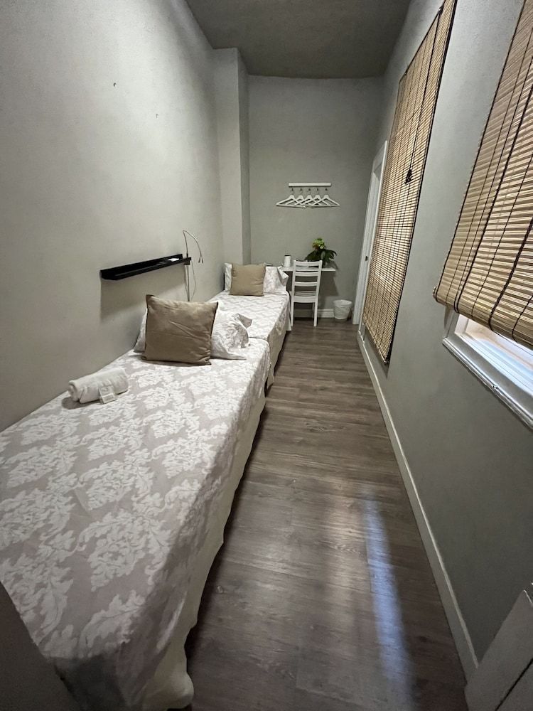 El HostALL Twin Room (H9)