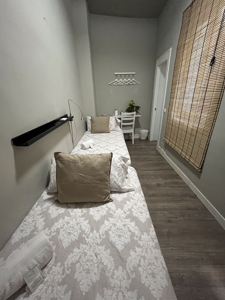 El HostALL Twin Room (H9) 2