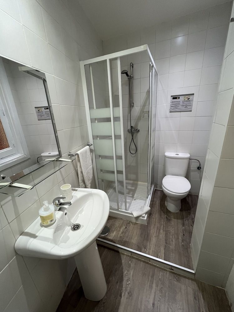 El HostALL Twin Room (H9) 3