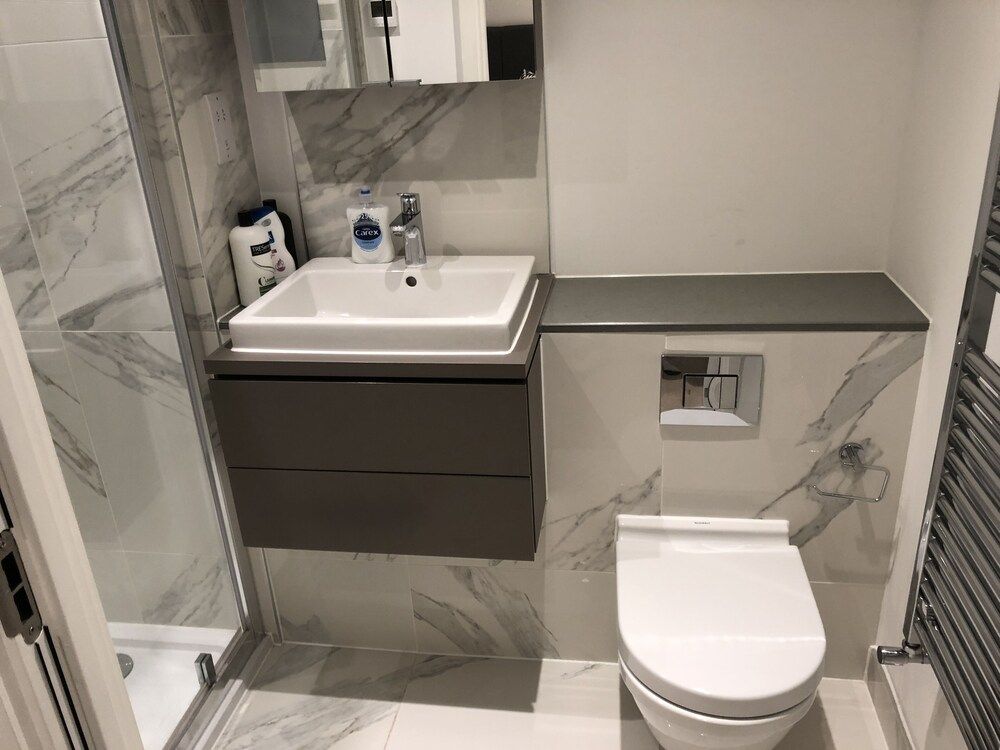 Luxury 2 Bed 2 Bath Apartments next to kings cross Apartment 12