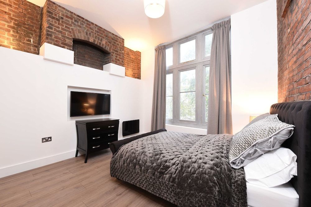undefined Spacious & Modern 2 Bed Apartment at Knightsbridge London