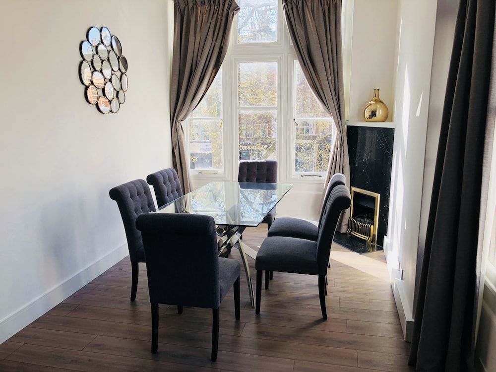 undefined Spacious & Modern 2 Bed Apartment at Knightsbridge London 3