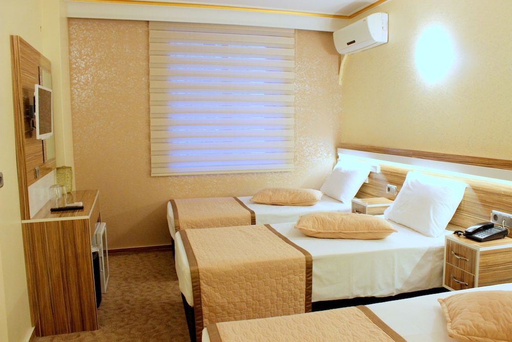 Yaztur Hotel Deluxe Triple Room 4