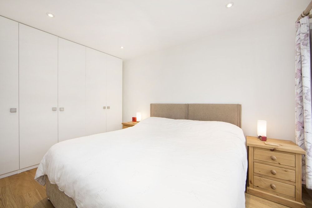 undefined Up-market one Bedroom Apartment Just Minutes From the River Thames. Broughton rd 3