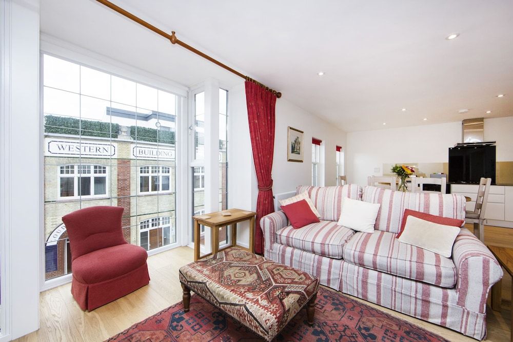 undefined Up-market one Bedroom Apartment Just Minutes From the River Thames. Broughton rd 7